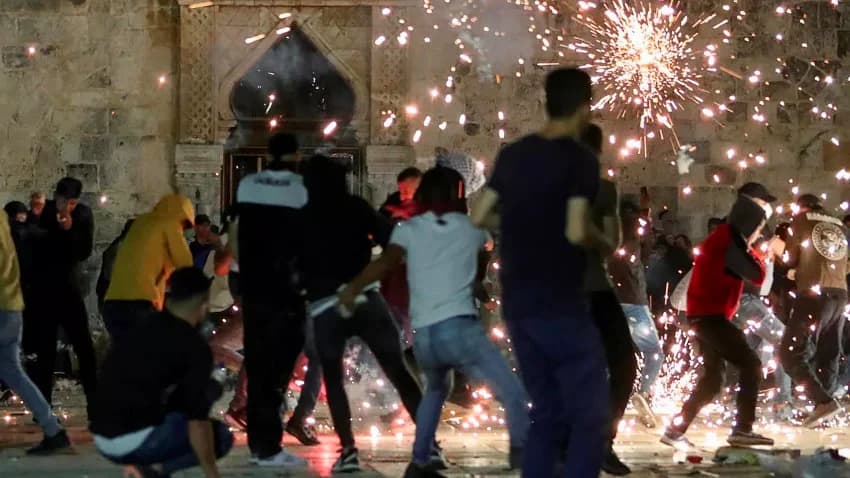 عشرات الإصابات في صفوف المصلين بالمسجد الأقصى وحي 'الشيخ جراح'