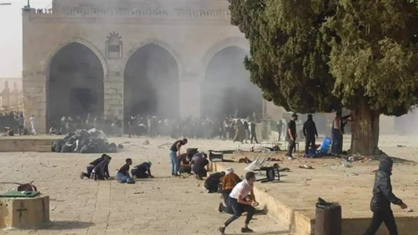 اقتحام الأقصى.. ارتفاع الإصابات إلى 305 أشخاص بينهم مسعفون