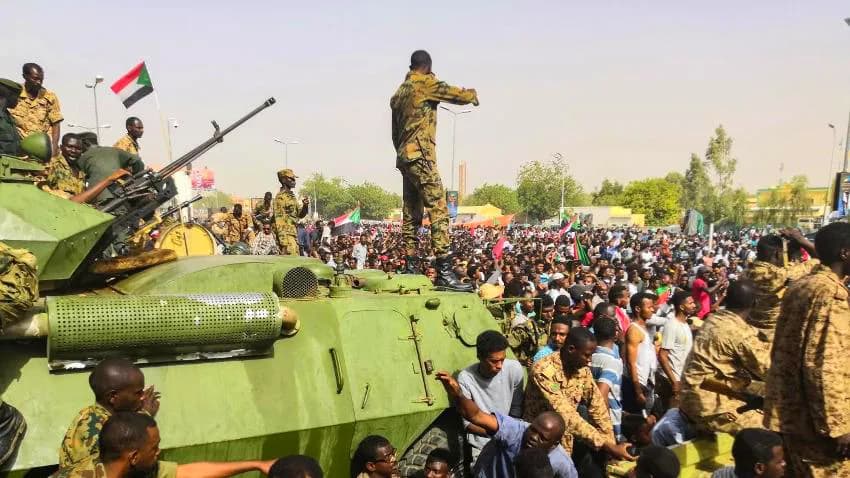 انقلاب في السودان.. رئيس الحكومة رهن الإقامة الجبرية واعتقال الوزراء