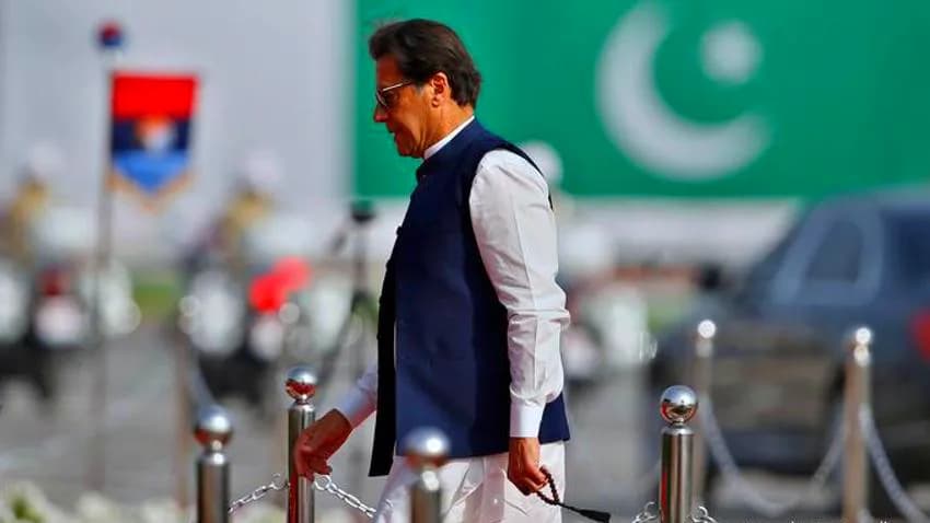 بطل الكريكيت "عمران خان" يخسر مباراته السياسية بحجب الثقة