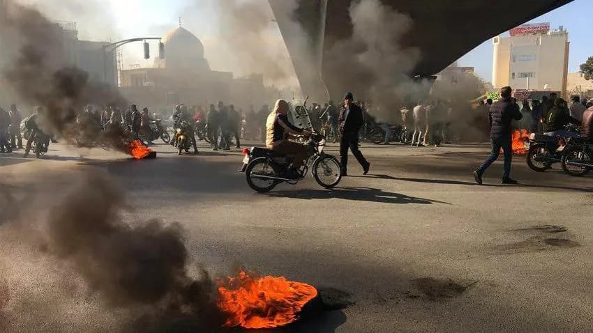 استمرار الاحتجاجات في إيران وخامنئي يتهم الأعداء بدعم الشغب
