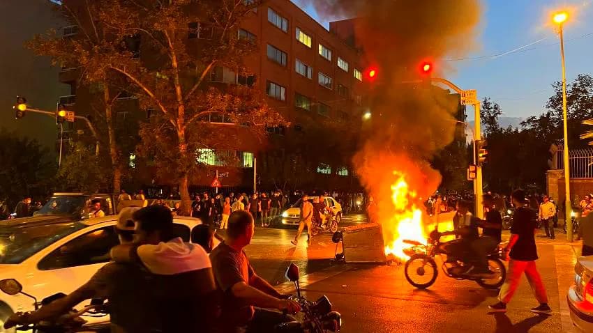 مطالبات بلجنة تحقيق.. احتجاجات غاضبة في مدن إيرانية بعد وفاة امرأة في الاحتجاز