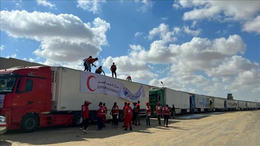 بدء دخول أول قافلة شاحنات إغاثية لغزة من معبر رفح