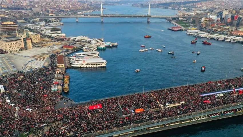 عقب صلاة الفجر.. عشرات الآلاف ينظمون مسيرة في اسطنبول تضامنا مع غزة