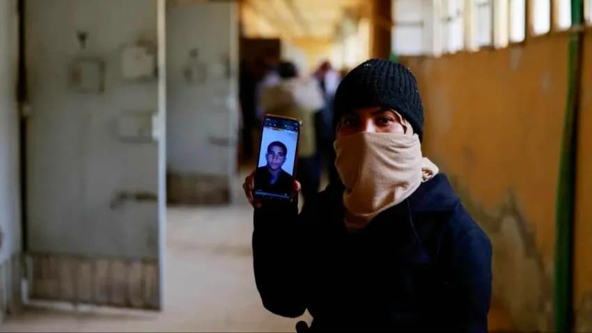 أشم رائحته... سورية تنام بسجن صيدنايا بحثاً عن شقيقها المفقود منذ 14 عاماً