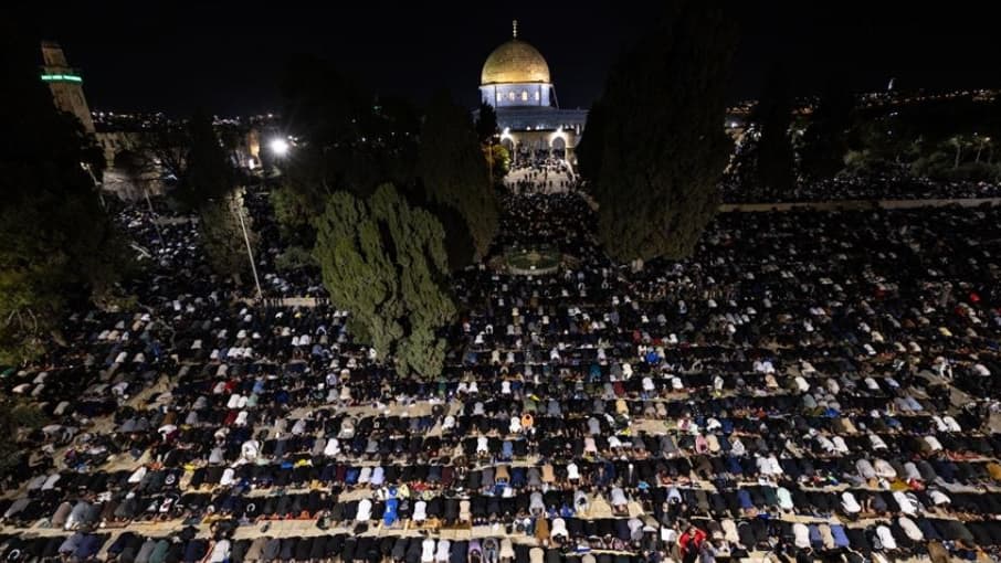 رغم قيود الاحتلال.. 100 ألف مصل يؤدون التراويح بالمسجد الأقصى