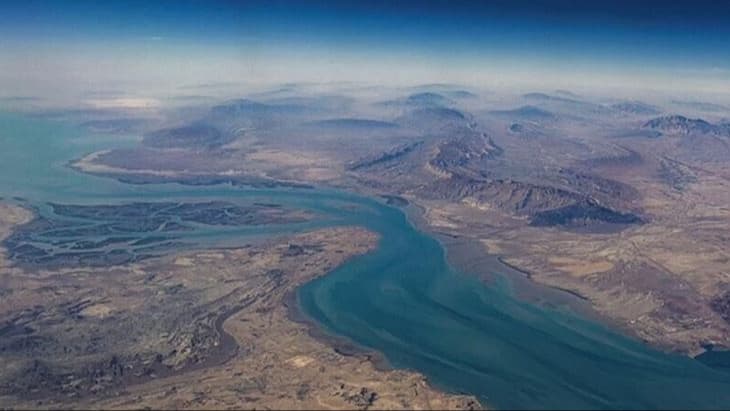 طهران تغلق مضيق هرمز وتتهم أمريكا بخرق التعهدات