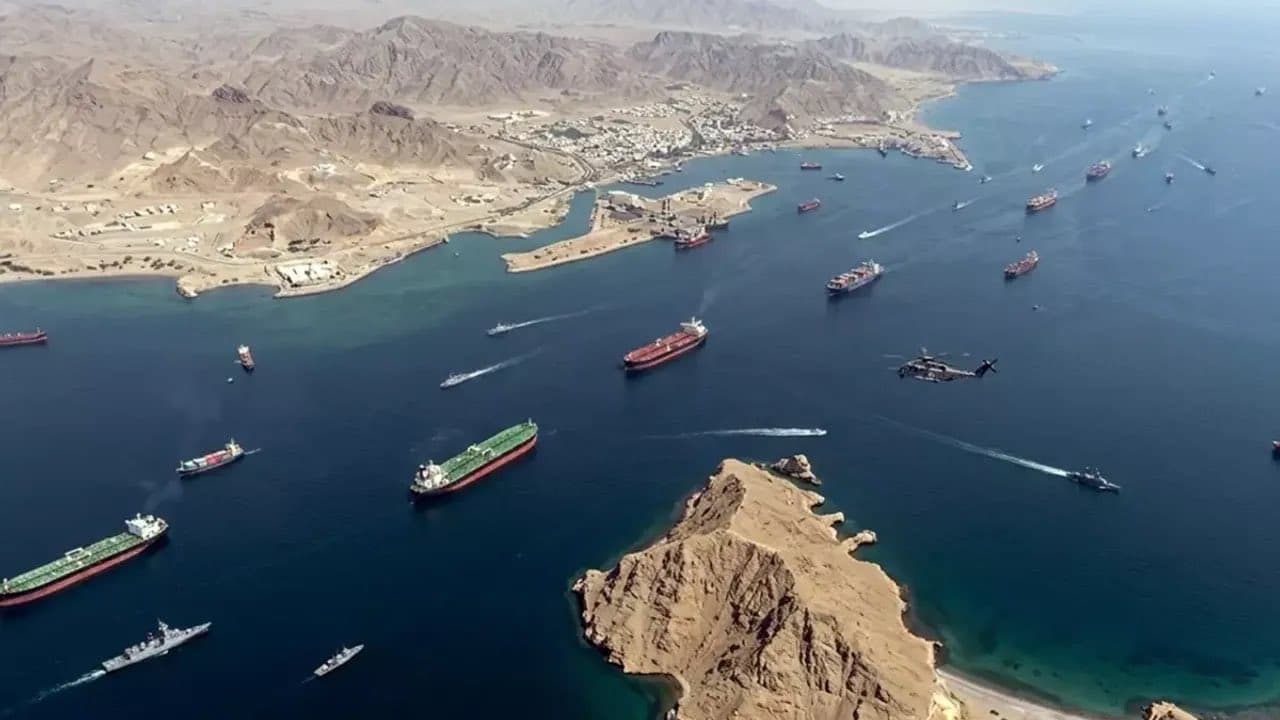 إيران تنفذ تهديدها باستهداف السفن الأمريكية في هرمز