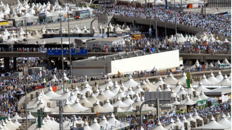 حجاج بيت الله الحرام يتدفقون إلى مشعر منى إيذانا بانطلاق مناسك الحج الأعظم