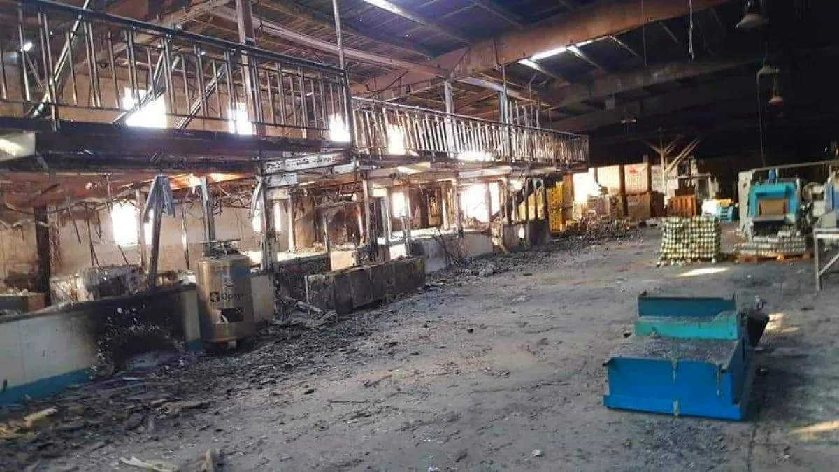 مليشيا الحوثي تستهدف بالمدفعية مستودعات مجمع إخوان ثابت التجارية بالحديدة