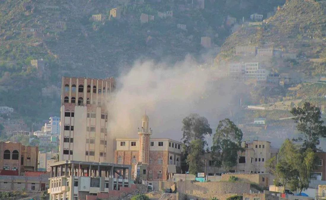 مقتل مدني وإصابة شقيقه بقصف للحوثيين.. والجيش يصد هجوما شرقي المدينة