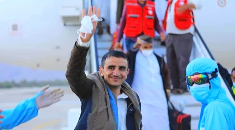 مليشيا الحوثي تفرج عن 5 صحفيين ضمن صفقة تبادل الأسرى (صور)