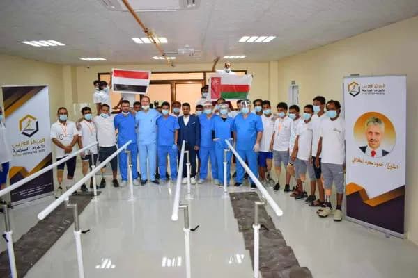 مركز الأطراف في صلالة العمانية يعيد تأهيل 50 من جرحى تعز
