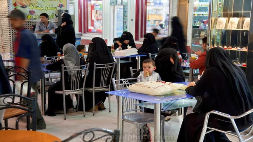 'العفو الدولية' تندد بقرار مليشيا الحوثي حظر عمل النساء في المطاعم