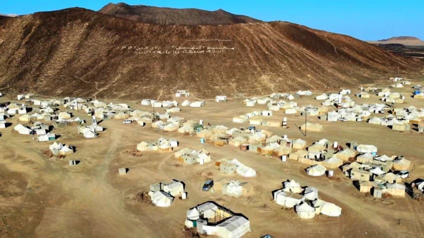 مليشيا الحوثي تقتحم مخيمات النازحين في صرواح وتزرع الألغام بالقرب منها