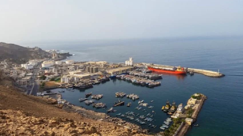 إقالة مدير ميناء سقطرى بعد أيام من كشفه باخرة أسلحة إماراتية