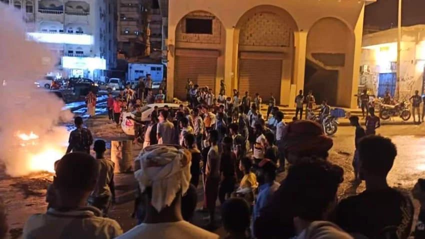 تصاعد حدة الاحتجاجات في عدن ولحج بسبب تردي الخدمات