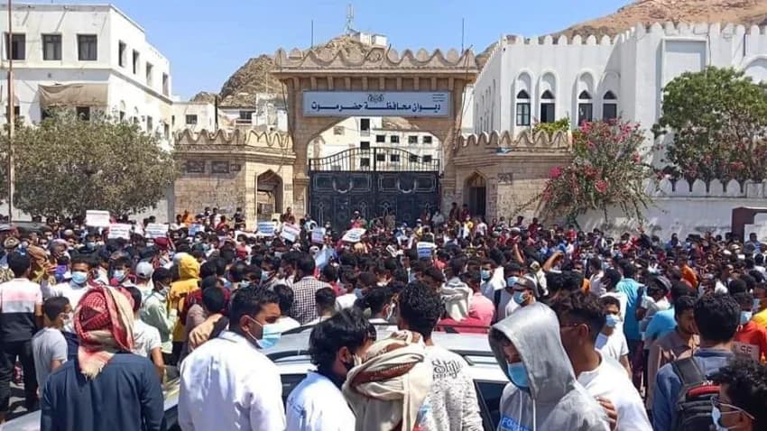 المكلا.. تظاهرات شعبية غاضبة احتجاجا على تردي الخدمات