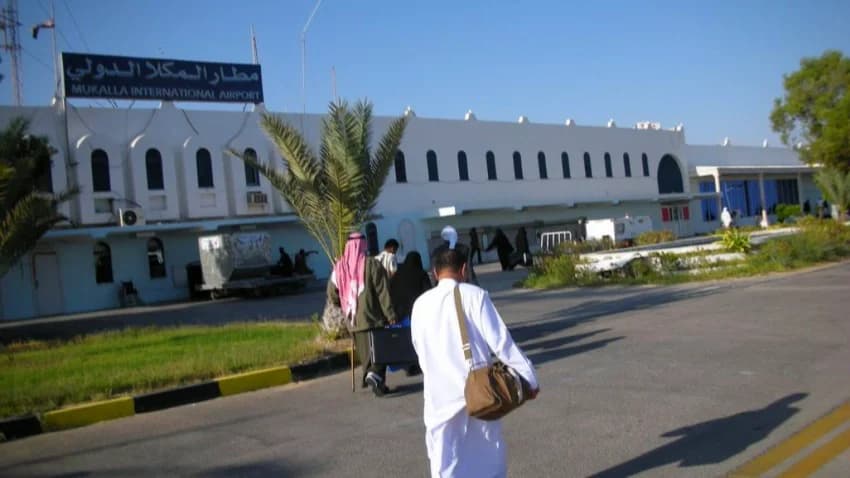 حضرموت.. استئناف أول رحلة داخلية في مطار الريان بالمكلا قادمة من عدن