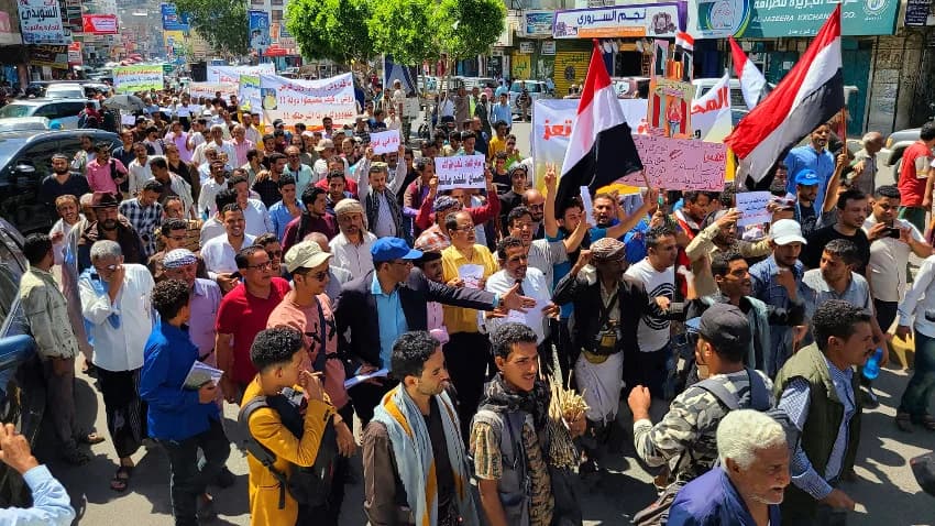 المئات يتظاهرون في تعز احتجاجا على تردي الأوضاع