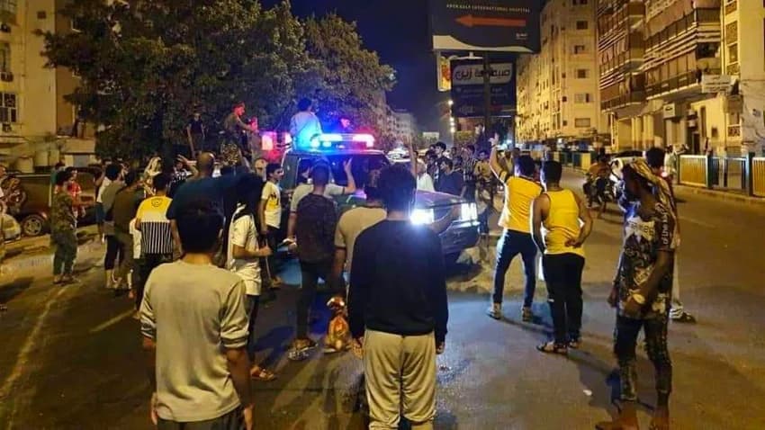 احتجاجات في عدن بسبب تردي الخدمات والانتقالي ينصب حواجز أمنية في مداخل المدينة