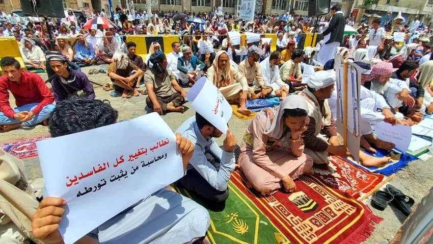 احتجاجات تعز.. إقالة الفاسدين وإيجاد حلول لانهيار العملة