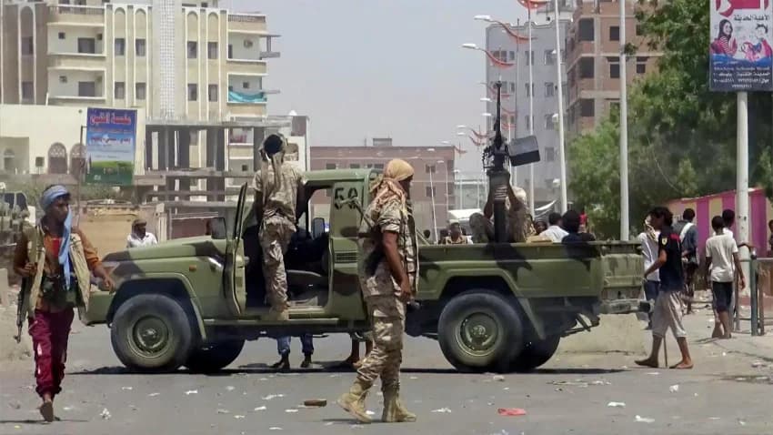 الحكومة تدين اقتحام مقار حكومية واشتباكات بين فصائل للانتقالي في عدن