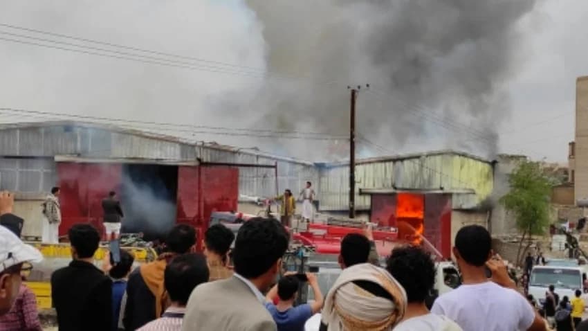 حوادث متكررة.. حريق يلتهم مخازن مواد غذائية في صنعاء