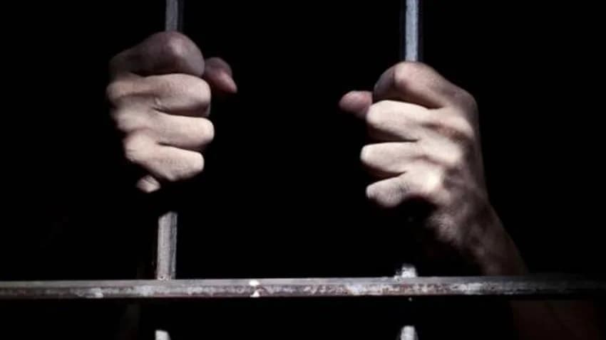 الحكومة تدعو لإدانة جريمة قتل المختطف محسن القاضي في سجون المليشيا