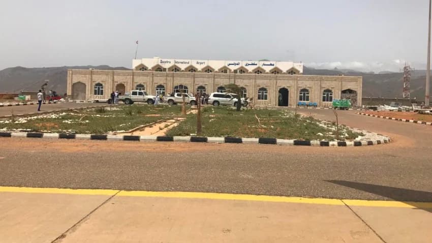 وزير تابع للانتقالي يقيل مدير عام مطار سقطرى