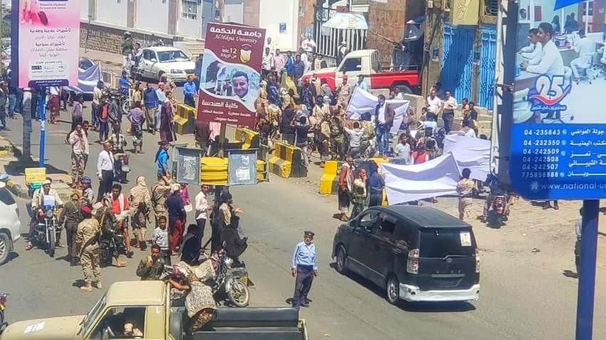 جنود يغلقون مقر محافظة تعز للمطالبة بعلاج زميل لهم