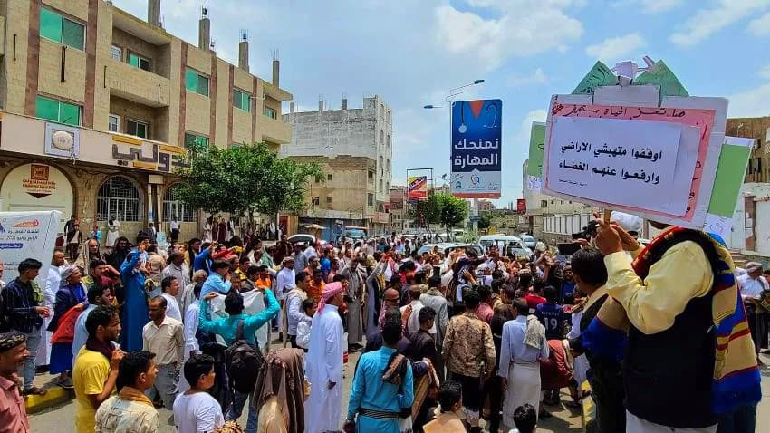 وقفة في تعز للمطالبة برحيل قيادة المحافظة و'المحور' والتنديد بحادثة إبادة عائلة الحرق