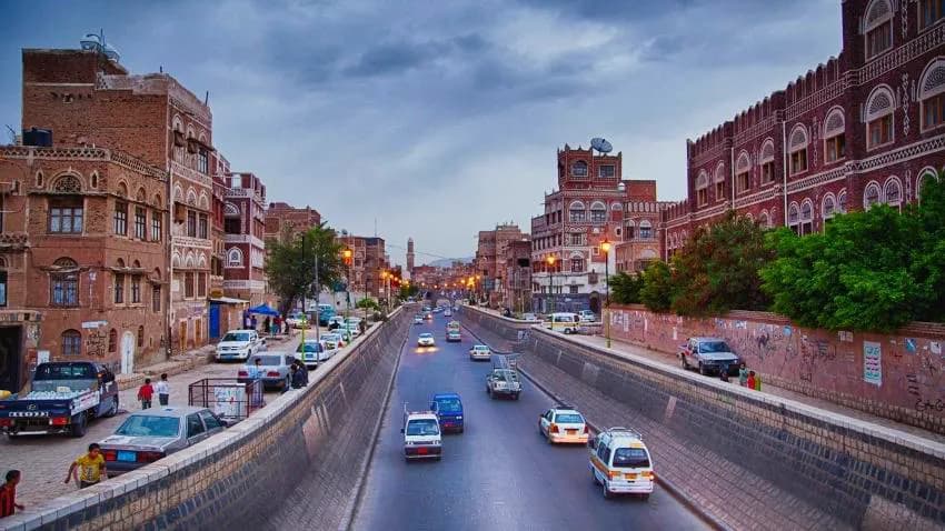 بسبب أزمات مليشيا الحوثي.. المشروع الأضخم في صنعاء يتعرض للنهب