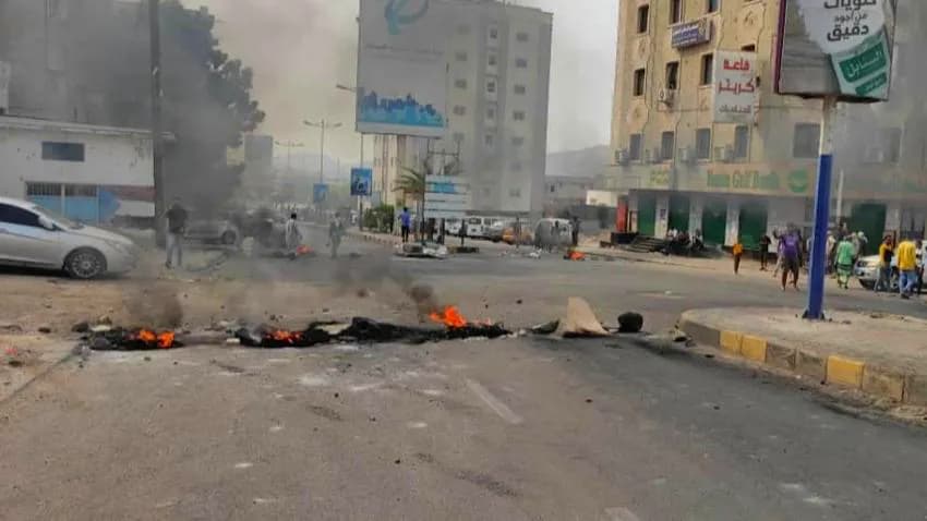 استمرار الحراك الشعبي في عدن والمكلا.. مواطنون غاضبون يقطعون الطرقات