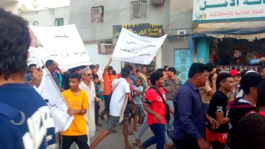 عدن.. تظاهرات مستمرة للتنديد بتدهور الخدمات والأوضاع الأمنية