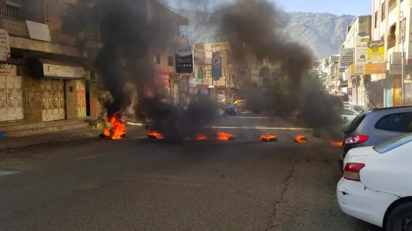احتجاجات تعز.. إحراق إطارات وإغلاق معظم شوارع المدينة