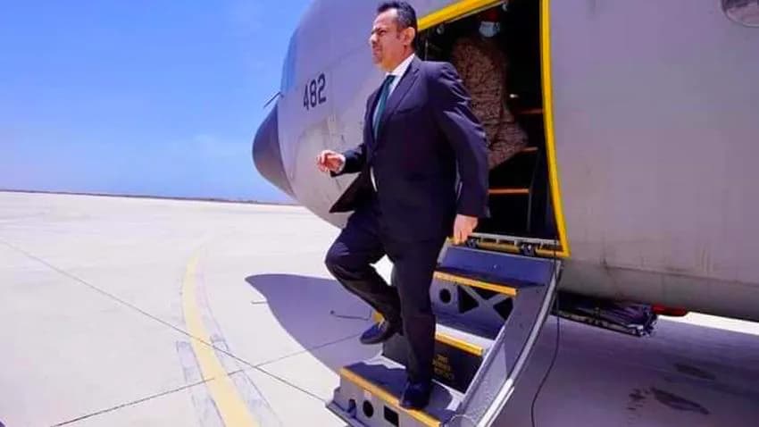 رئيس الوزراء يصل عدن والانتقالي يرحب بعودة الحكومة