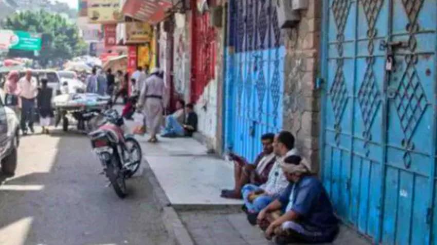 عدن.. عشرات المتاجر والمطاعم تغلق أبوابها بسبب استمرار انهيار العملة