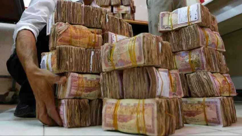 الريال ينهار مجددا والبنك المركزي يتراجع عن قراراته