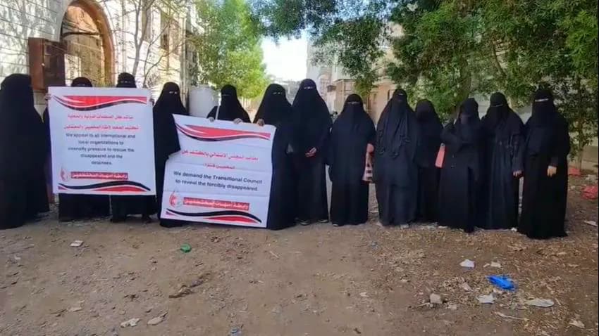 أمهات المختطفين في عدن يتهمن القضاء بالمماطلة في قضايا المعتقلين تعسفاً