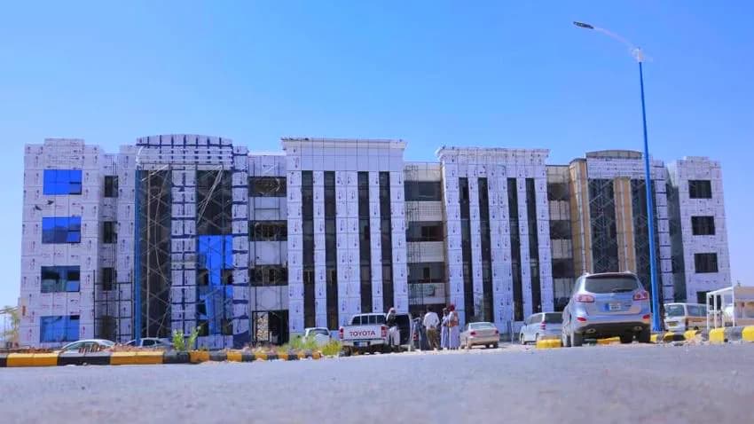محافظ شبوة يتفقد مشاريع تنموية ويتهم الإمارات بشن حرب مفتوحة على الدولة