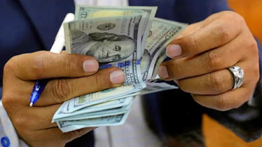 انهيار جديد في سعر العملة والبنك يواصل إطلاق التهديدات بحق المتلاعبين