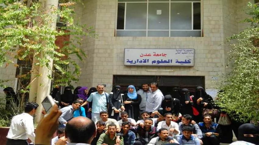 مظاهرات غاضبة في عدن والجامعة تبدأ الإضراب الشامل