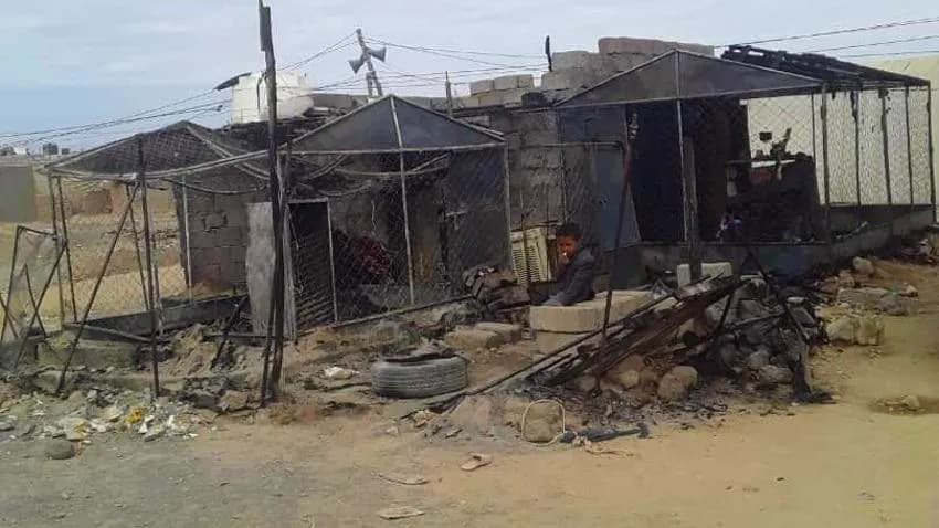 مصابون بين النازحين في الجفينة بمأرب وسقوط طفل برصاص قناص حوثي في الحديدة