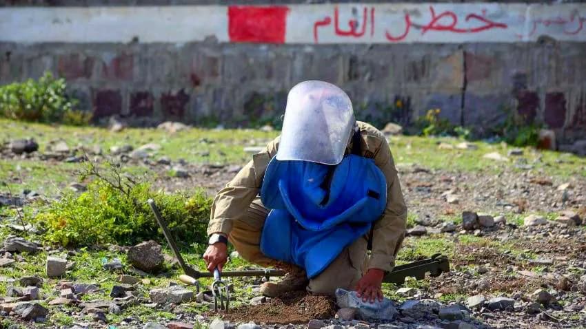 خلال يوم واحد.. استشهاد 6 مدنيين بينهم أطفال بصواريخ وألغام الحوثيين في شبوة