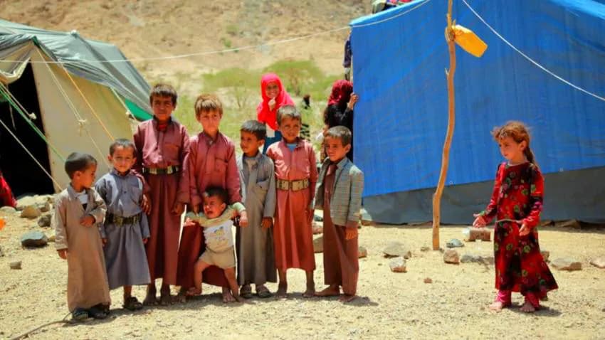 حشود من النازحين الأطفال في مأرب خارج المدارس وأسرهم بلا مصادر دخل