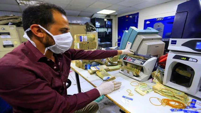تحذيرات للحكومة من التلاعب بمرتبات الموظفين في عدن