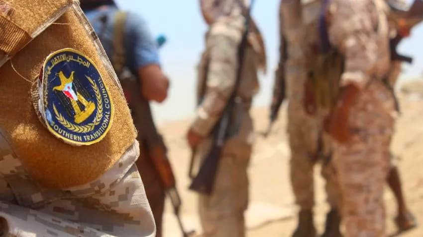 مدير أمن عدن يوجّه بتجريد قائد أمني موالٍ للانتقالي من منصبه