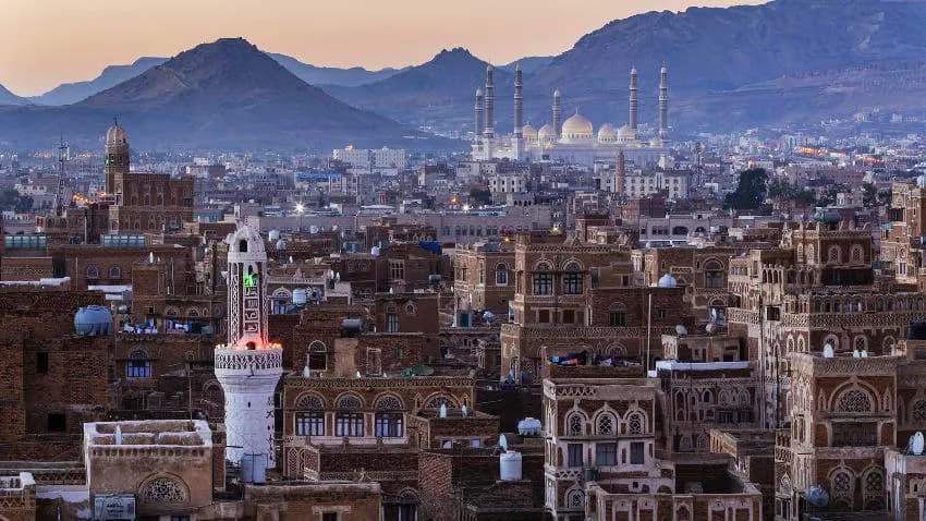 تعهدات في إب ومفتي المليشيا يرد على قيادي حوثي حول تأخير الإفطار