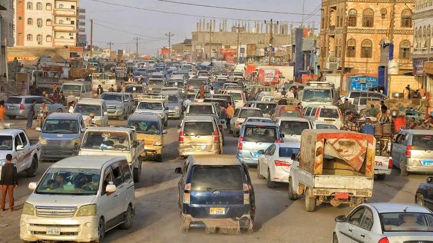 السلطة المحلية تغلق محال تجارية في مأرب وأزمة وقود في حضرموت